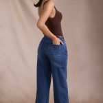 Low-Rise Wide-Leg Jeans in Indigo Wash - Image 4