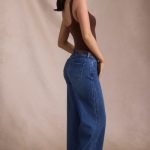 Low-Rise Wide-Leg Jeans in Indigo Wash - Image 7