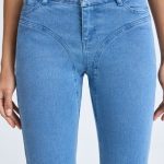 Petite Mid-Rise Flared Jeans in Mid Blue Stonewash - Image 4